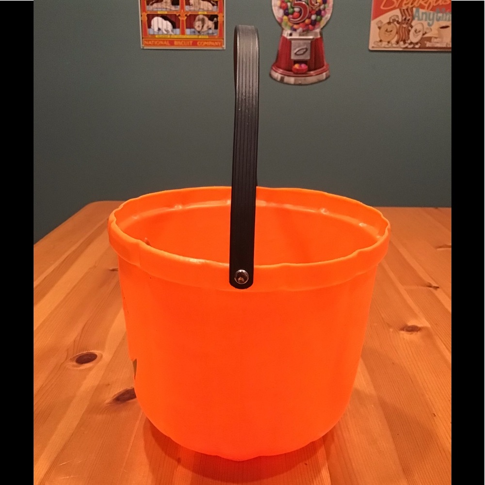 VINTAGE PUMPKIN PAIL RIVETED HANDLE BLOW MOLD BONUS VAMPIRE MONSTER PAIL - Picture 2 of 12